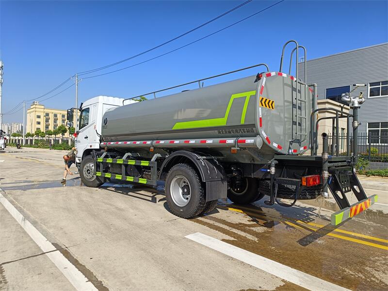 東風華神 15方灑水車